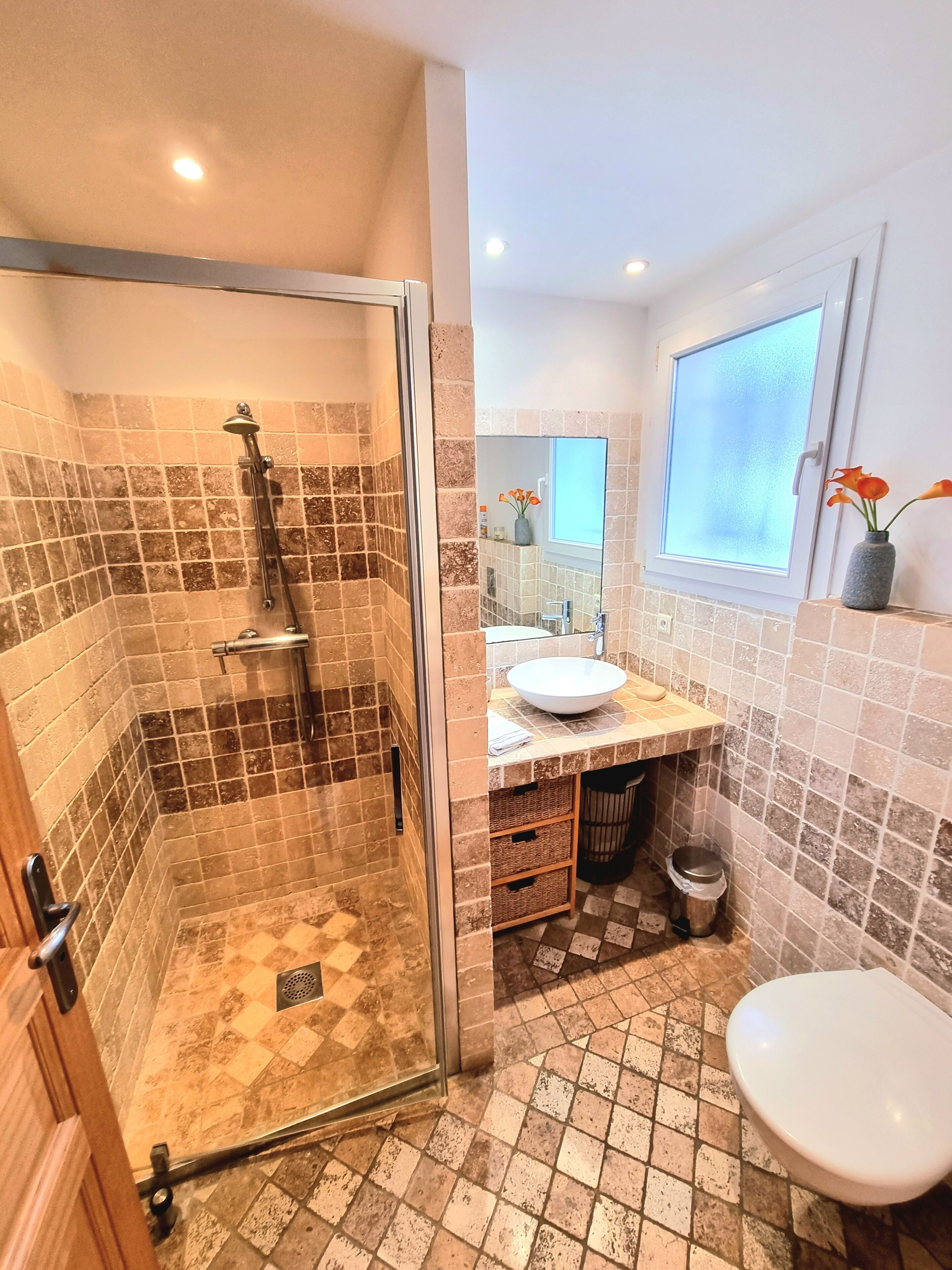 Een douche, een haardroger, handdoeken, toiletpapier