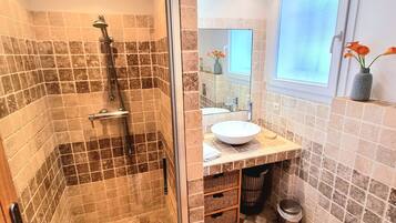 Een douche, een haardroger, handdoeken, toiletpapier