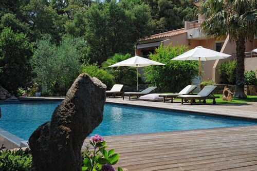 Charming *** villa with heated pool, near town center