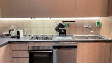 Frigorifero, microonde, forno, piano cottura
