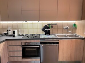 Réfrigérateur, micro-ondes, four, plaque de cuisson