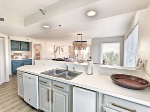 Kühlschrank, Mikrowelle, Ofen, Wasserkocher mit Kaffee-/Teezubehör