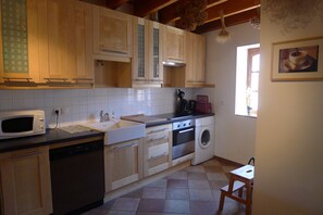 Frigorífico, microondas, horno y placa de cocina