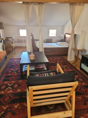 2 bedrooms, desk, iron/ironing board, travel crib