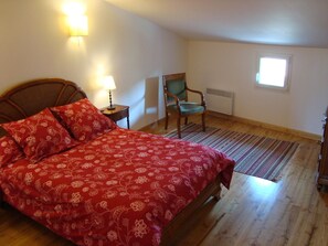 2 dormitorios, escritorio, tabla de planchar con plancha y cuna de viaje