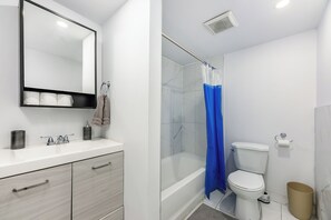Shower, hair dryer, towels, soap - #303_ Downtown  3 Bedroom Loft in free indoor parking (Montréal)