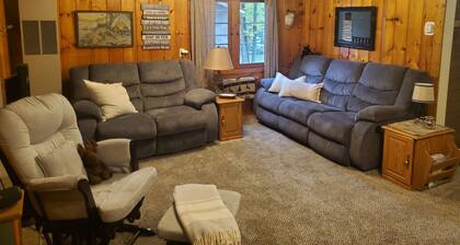 Quaint Cottage near Cranberry Lake