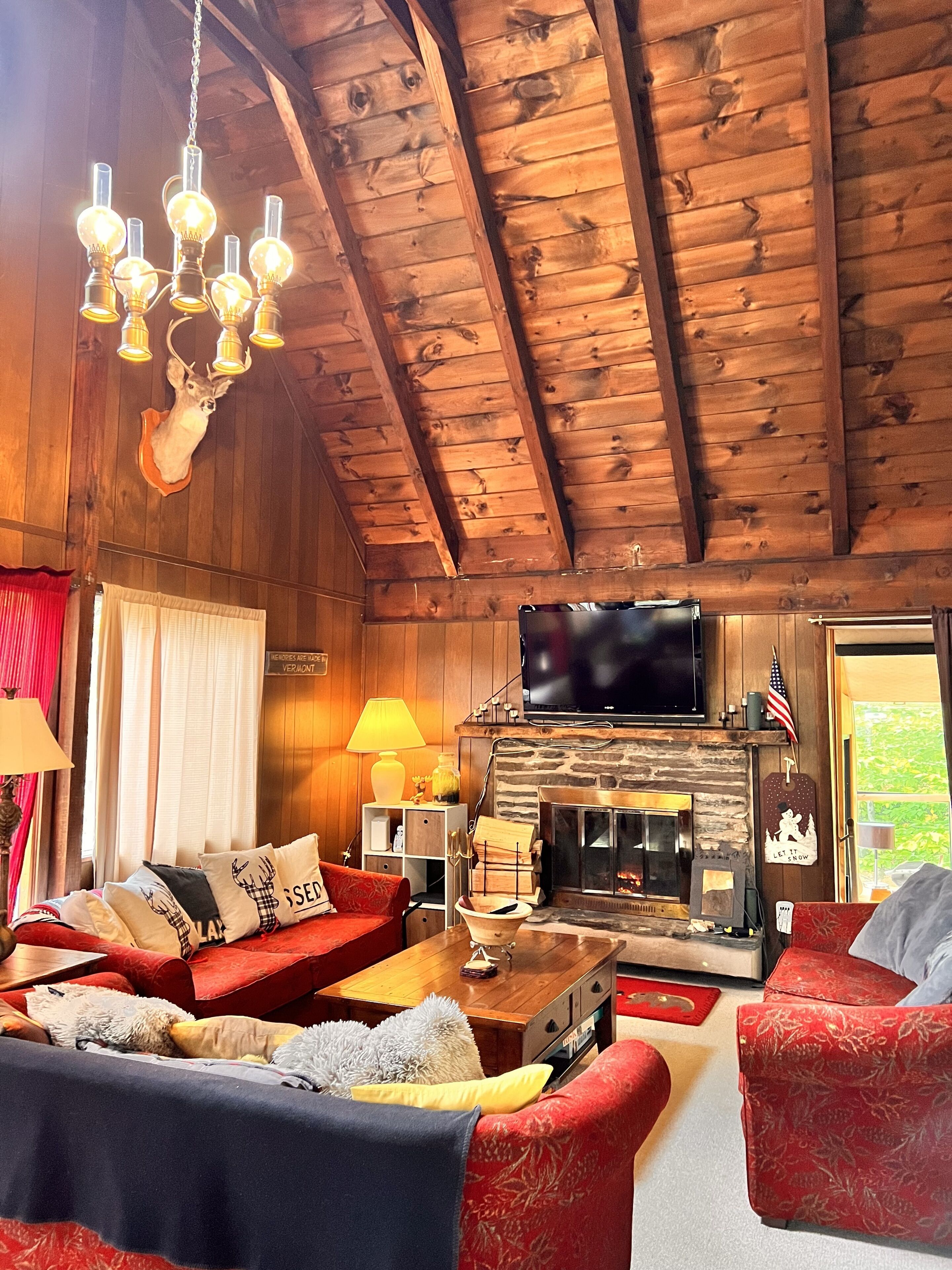 Four Bedroom Cozy Cabin with 5 minute walk to Okemo Clocktower
