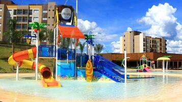 15 piscinas internas, 15 piscinas externas