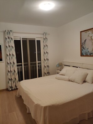 4 camere, una cassaforte in camera, una scrivania, ferro/asse da stiro