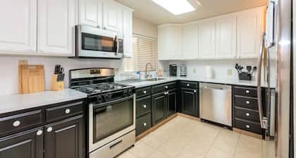 Cheerful & Remodeled - 2 miles from Fresno Airport