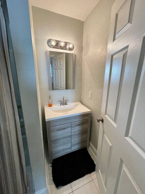 Hair dryer, towels, soap, shampoo - (Salt Lake City)