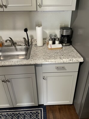 Fridge, microwave, oven, stovetop - "SWEET LAKE CITY" Downtown SLC! Fresh and clean! Pets OK! (Salt Lake City)