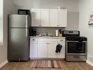 Geladeira, micro-ondas, fogão, cooktop