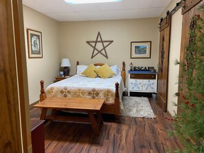 2 chambres, bureau, fer et planche à repasser, lit de bébé portatif