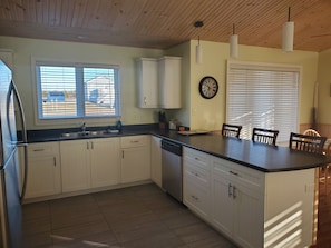 Fridge, microwave, oven, stovetop - Water view cottage 5 min to Cav Beach, Golf, Anne Green Gables (Stanley Bridge)