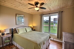 3 bedrooms, iron/ironing board, free WiFi, bed sheets - Water view cottage 5 min to Cav Beach, Golf, Anne Green Gables (Stanley Bridge)