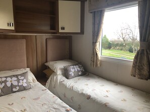 2 habitaciones, tabla de planchar con plancha y cuna de viaje 