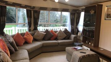 Smart-tv, eldstad och böcker