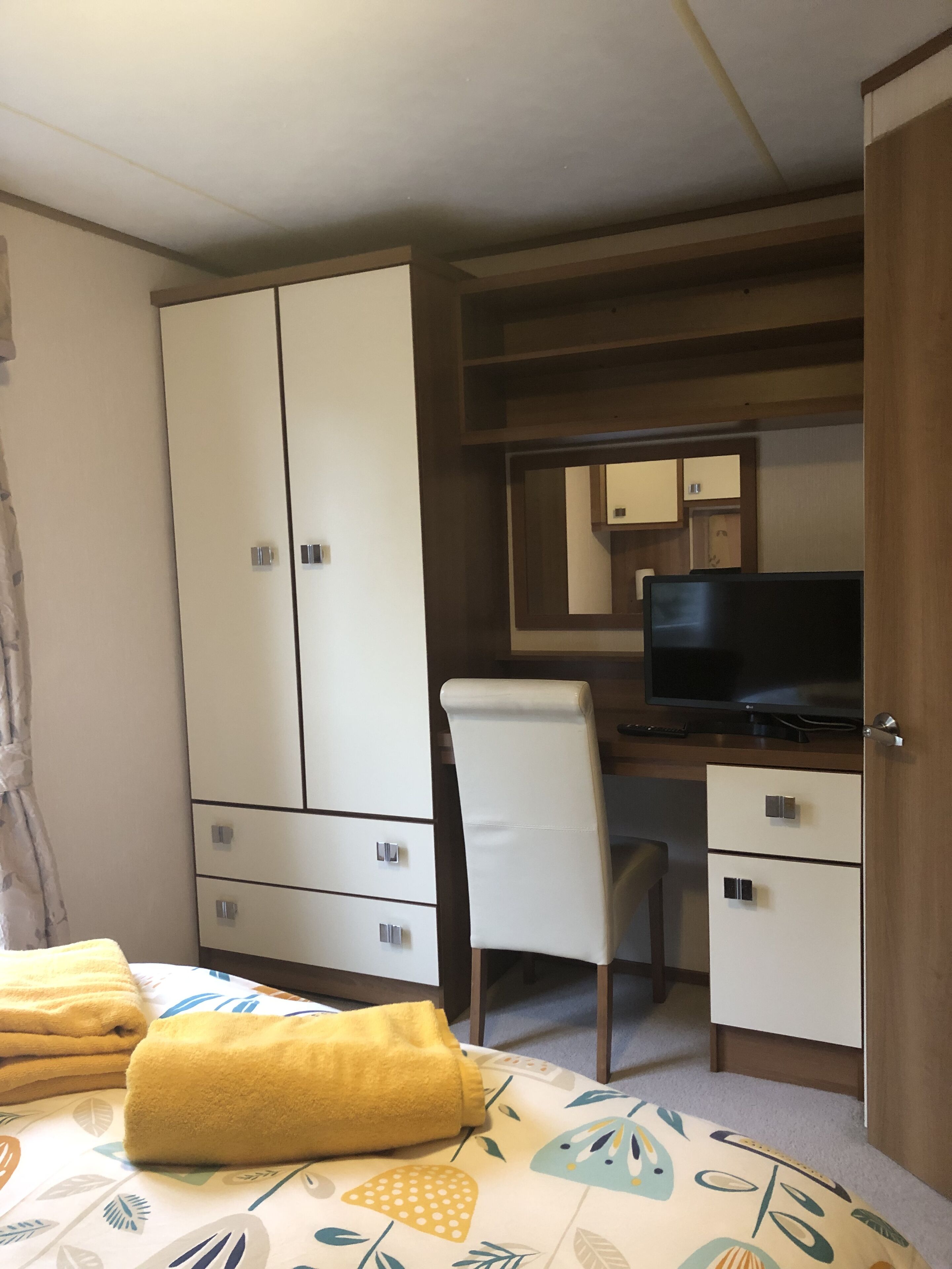 2 soverom, strykejern/-brett, reiseseng for barn og sengetøy