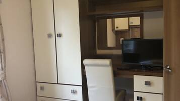 2 dormitoris, planxa i posts de planxar i un bressol de viatge