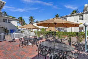 BBQ/picnic area - The Sunrise (Hollywood)