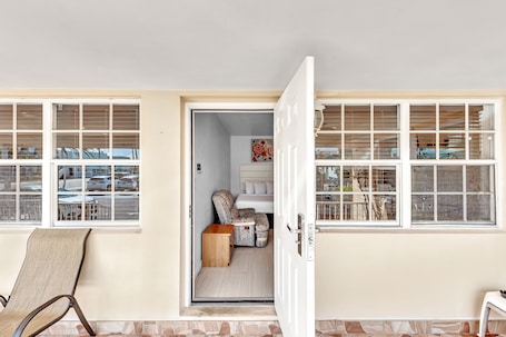 Room | In-room safe, individually decorated, individually furnished, desk. The Sunrise