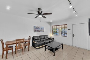 Suite | Living area | Smart TV, computer monitors - The Sunrise (Hollywood)