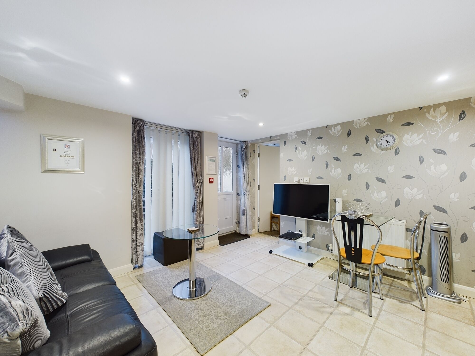 Luxury 1 Bedroom Apartment With Private Decking - Blackpool