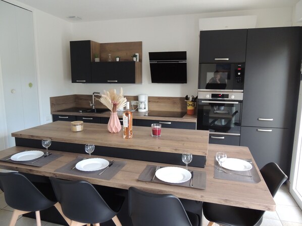 ثلاجة، ميكروويف، فرن، موقد طهي مسطح