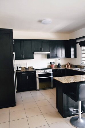 Kühlschrank, Mikrowelle, Wasserkocher mit Kaffee-/Teezubehör, Toaster