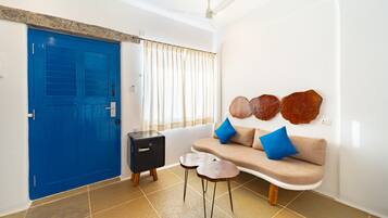 Kamar Double Deluks, patio, pemandangan kolam renang | Area keluarga | Televisi LED 32-inci dengan saluran TV kabel, TV, dan Netflix