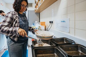 Nevera en la zona común, horno, lavavajillas y utensilios de cocina
