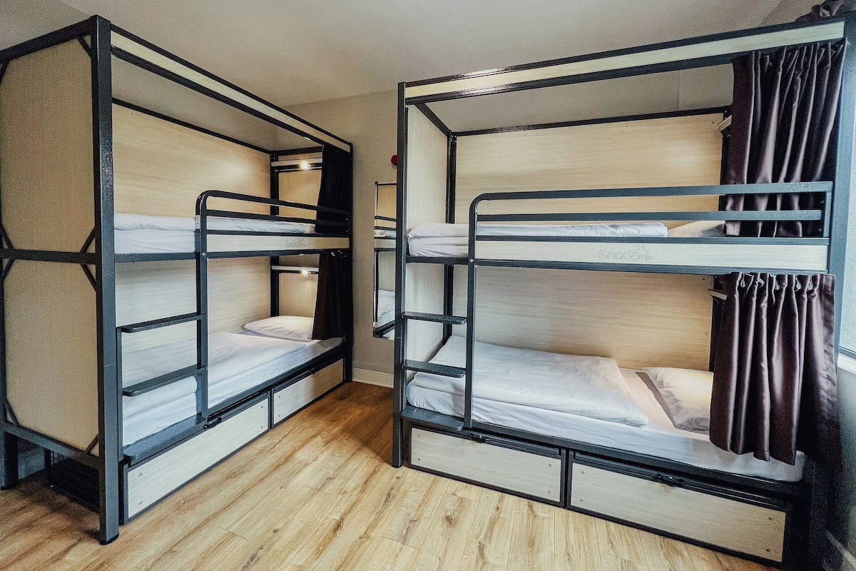 Een strijkplank/strijkijzer, gratis wifi, beddengoed