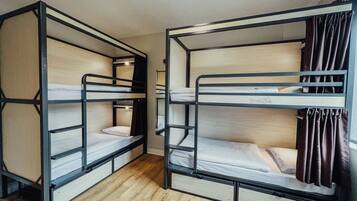Tabla de planchar con plancha, wifi gratis y ropa de cama