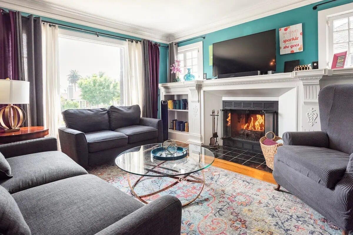 智能電視、壁爐、書籍、電腦螢幕