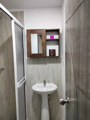 Shower, towels, soap, shampoo - Studio apartment with spectacular view of the city of Popayán and the Purace Volcano.  (Cauca)
