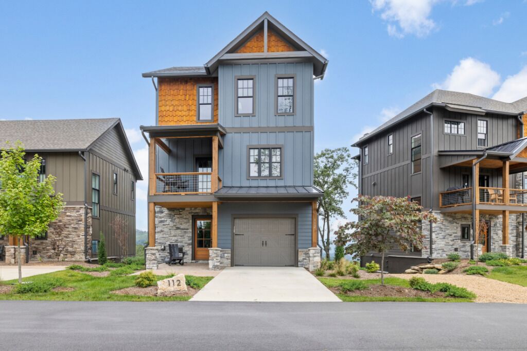 Newly Built! Professionally decorated with long range views. HOT TUB! 