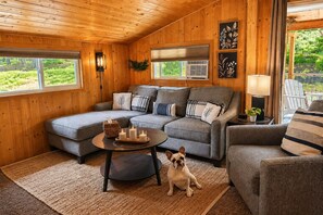 Chalet rustique, 1 chambre | Aire de séjour | Services de diffusion en continu