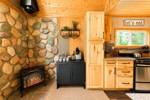 Cabaña, 1 habitación | Cocina privada | Refrigerador, horno, cafetera y tetera y tostadora 
