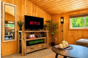 Cabaña, 1 habitación | Área de sala de estar | Servicios de streaming 