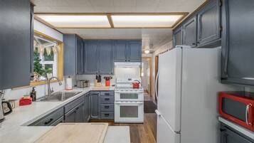 Cabin, 3 Bedrooms | Dapur peribadi | Peti sejuk, ketuhar, pembancuh kopi/teh, pembakar roti