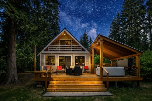 Chiwawa River Chalet 3 Bedroom Home by NW Comfy Cabins by RedAwning