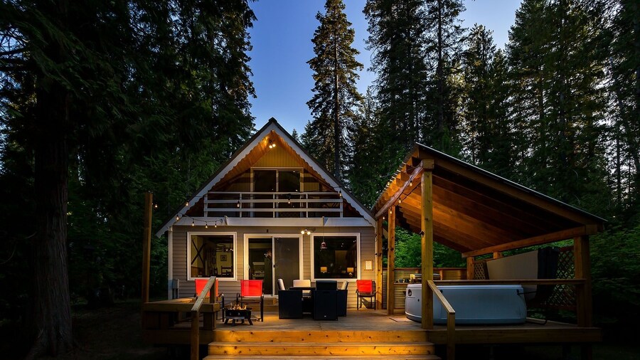 Chiwawa River Chalet 3 Bedroom Home by NW Comfy Cabins by RedAwning