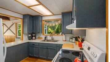 Cabin, 3 Bedrooms | Dapur peribadi | Peti sejuk, ketuhar, pembancuh kopi/teh, pembakar roti