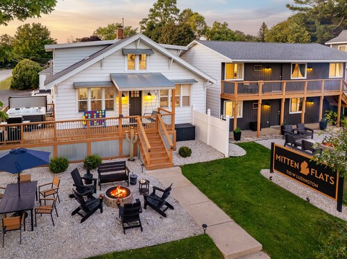 Mitten Flats House -1 Block to the beach! Hot Tub!