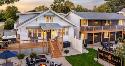Mitten Flats House -1 Block to the beach! Hot Tub!
