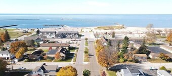 Mitten Flats House - 1 Block to the beach!