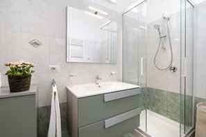 Dutxa, assecador de cabells, bidet i tovalloles 