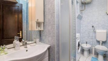 Apartment (Two Bedroom Apartment) | Bathroom | Shower, towels